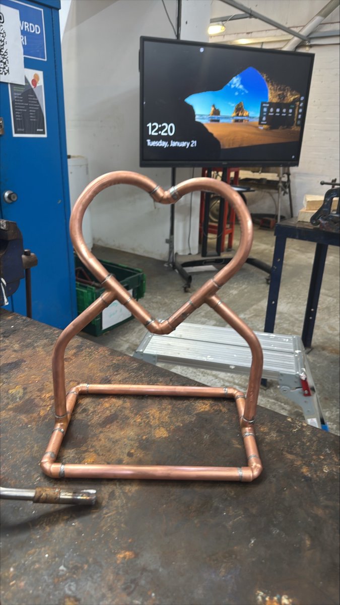 Diwrnod Santes Dwynwen Hapus o CCAF!
Dyma symbolau o gariad Cymreig gan ddysgwyr Gwasanaethau Gwresogi ac Adeiladu Fentiau. Yn dathlu cariad a diwylliant mewn ffordd unigryw! 🏴󠁧󠁢󠁷󠁬󠁳󠁿❤️