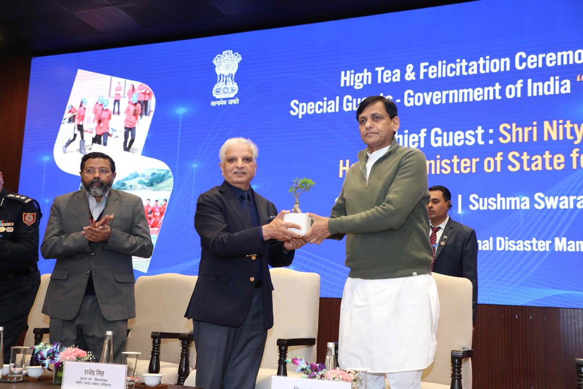 ndmaindia's tweet photo. "NDMA welcomes 300 Aapda Mitra volunteers as special guests of Hon'ble Prime Minister for #RepublicDay2025 celebrations! Hon'ble MoS Home Affairs, Shri @NityanandRai, felicitates their contributions to disaster management #AapdaMitra #DisasterResponse" https://t.co/iKOS8zcBN4
