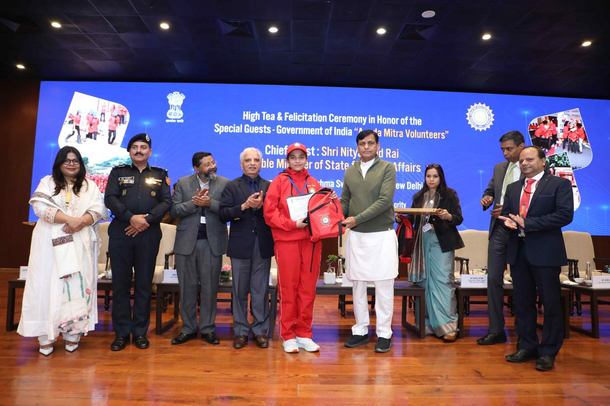 ndmaindia's tweet photo. "NDMA welcomes 300 Aapda Mitra volunteers as special guests of Hon'ble Prime Minister for #RepublicDay2025 celebrations! Hon'ble MoS Home Affairs, Shri @NityanandRai, felicitates their contributions to disaster management #AapdaMitra #DisasterResponse" https://t.co/iKOS8zcBN4