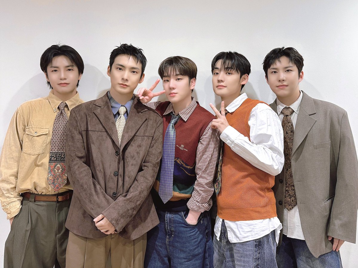 official_ACE7's tweet photo. [📸]

250125 마뮤테 팬사인회 종료 

완전체 늦은 후회 라이브라니
럭키초이스자나 🍀

#에이스 #피냐타 #에이스피냐타
#ACE #PINATA #AcePINATA https://t.co/za41r9ZTsj