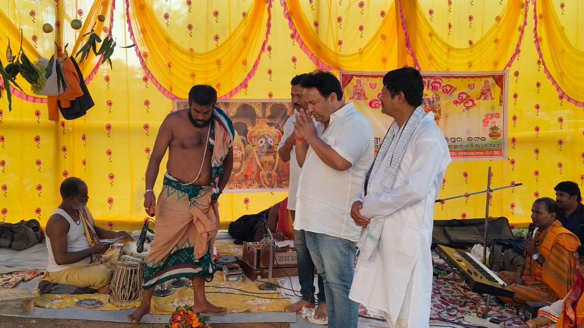 rudra_jaiodisha's tweet photo. ଭୁବନେଶ୍ବର ଗାଡ଼କଣ ସ୍ଥିତ ଓମ୍ ସାଇ ବିହାର ଠାରେ ଅନୁଷ୍ଠିତ ୧୦୮ ହନୁମାନ ଚାଳିସା ପୂଜାରେ ଯୋଗଦେବାର ସୌଭାଗ୍ୟ ପାଇ ମୁଁ ଖୁବ୍ ଆନନ୍ଦିତ। ଓମ୍ ସାଇ ବିହାରର ସଦସ୍ୟ ବୃନ୍ଦଙ୍କ ସହ ମିଶି ପ୍ରସାଦ ସେବନ କରିବା ସହ ସ୍ଥାନୀୟ ବାସିନ୍ଦାଙ୍କ କଲ୍ୟାଣ ନିମନ୍ତେ ପ୍ରାର୍ଥନା କରିଥିଲି।
#ଜୟଶ୍ରୀହନୁମାନ https://t.co/LX5X7bDuzM