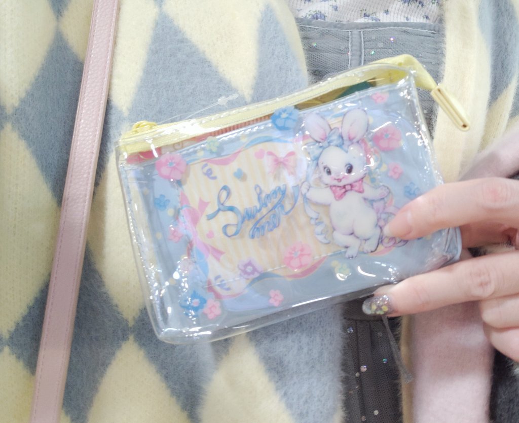 mcouture_misa's tweet photo. ご飯行った日の私の服が可愛すぎる🩷🩵💛
swimmerポーチがコーデの色でうっかり買っちゃった🩷このカーディガン、ガルニダーなら分かるよね🩵💛🩵 https://t.co/iYG1jFuhbe