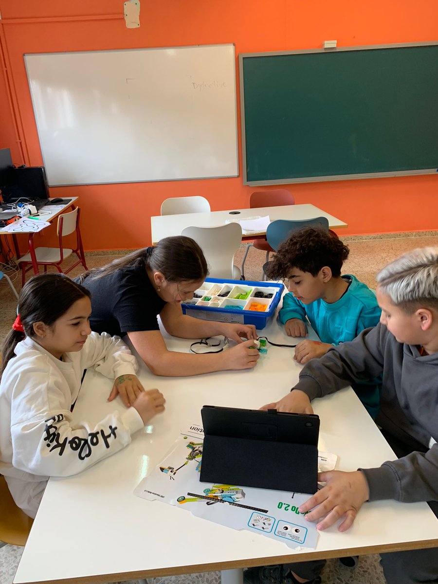 CeipManuelAzana's tweet image. Esta semana hemos trabajado con Lego WeDo 2.0, creando una abeja que poliniza una flor 🌸🐝. #MiColeMola #AulaDelFuturo #WeDo #Lego #Robótica #soloquieropolonizarte 🎵 #IF_CMadrid #CodigoEscuela4_0_Madrid