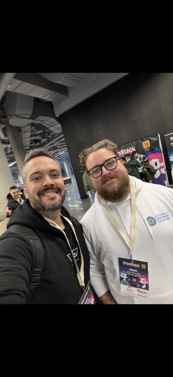 JonOrcera's tweet image. No puedo con este tipo de personajes🤔 @midudev, que ganas tenía de desvirtualizarte. BIENVENIDOS!
👩🏼💻👨🏽💻900 programadores juntos escuchando charlas muy top, comiendo y haciendo networking. Vamos, una panda gigante de frikis.@manu_coding 
Espero un día increíble! #BilboStack25