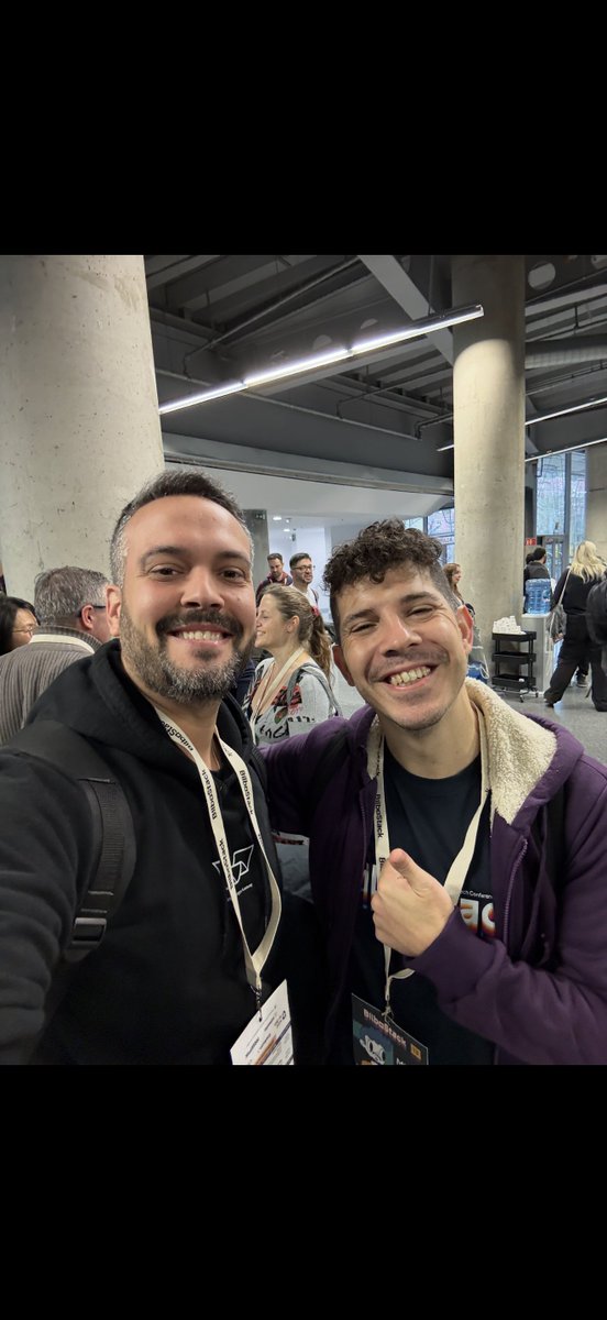 JonOrcera's tweet image. No puedo con este tipo de personajes🤔 @midudev, que ganas tenía de desvirtualizarte. BIENVENIDOS!
👩🏼💻👨🏽💻900 programadores juntos escuchando charlas muy top, comiendo y haciendo networking. Vamos, una panda gigante de frikis.@manu_coding 
Espero un día increíble! #BilboStack25