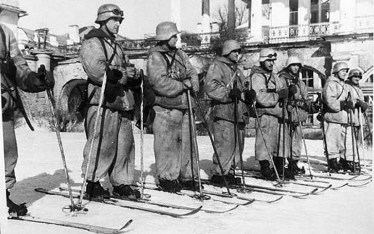 25-1-1942. 1’42 horas. General Muñoz Grandes a capitán Ordás: Dime cuántos valientes quedáis.»

18’45 horas. Respuesta del capitán Ordás: «Quedamos doce combatientes.»

Con este lacónico mensaje se ponía fin a la gesta del lago Ilmen, donde apenas 200 españoles de la compañía