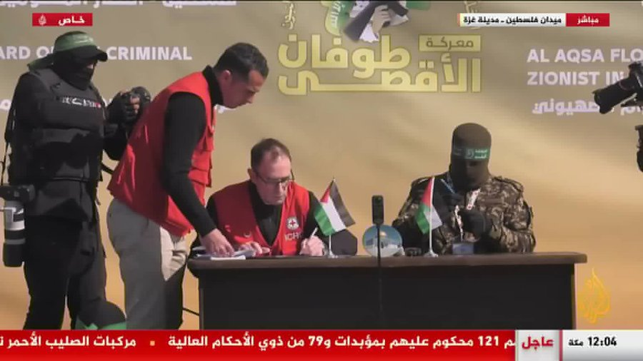 Via <a href="/HenMazzig/">Hen Mazzig</a> :
Het Rode Kruis liet de gijzelaars op het plein allen staan, tekende papieren met Hamas alsof het een respectabele organisatie was en vertrok.
Ze zullen de familie Bibas niet bezoeken. Ze zullen geen hulp bieden. Het Rode Kruis heeft de gijzelaars volledig in de