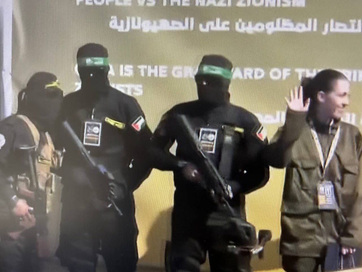 <a href="/AnasAlSharif0/">أنس الشريف Anas Al-Sharif</a> موقع إكسبرس العبري:
اربع عناصر من كتائب القسام بجانب المجندات الرهائن يحملون سلاح تافور الخاص بنخبة الجيش الإسرائيلي وبهذه الصورة إهانة للجيش الإسرائيلي .

القسام يحرس حياة الاسيرات بالسلاح الذي غنمه بينما الجيش نفذ العديد من محاولات التصفية للاسرى والاسرين عبر بروتوكول حناباعل