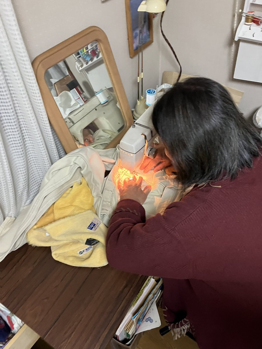 WR0303's tweet photo. 72年前に産まれた母が、
50年前のミシンを使って
30年前のリーバイスをリペアしてくれている。

感謝 https://t.co/Uw9oBXTDYB