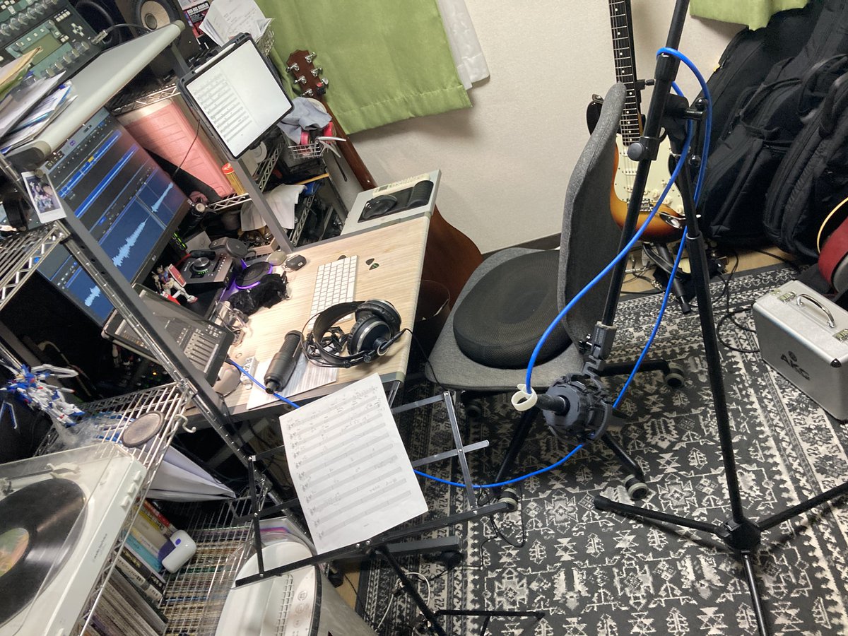 今日はアコギ録り。
　
弾くのではなくエンジニア業務。