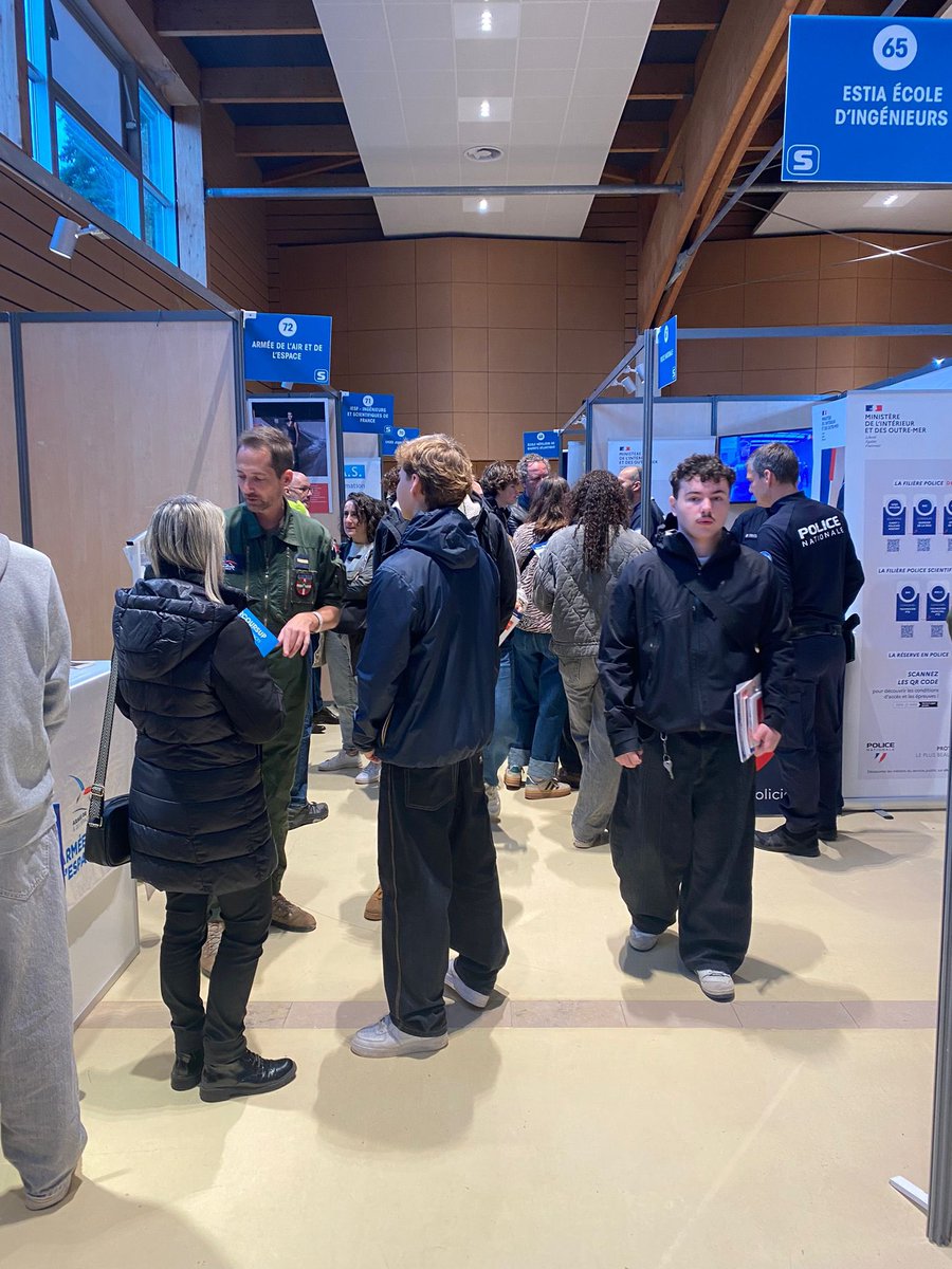 studyrama's tweet photo. Le salon #studyrama de Bayonne a ouvert à la Maison des Associations 👨🎓 Rdv jusqu'à 17h ! @VilleDeBayonne @Visitbayonne @Occitanie @AcBordeaux #orientation #salon #étudiant https://t.co/XcYnOXSDsi