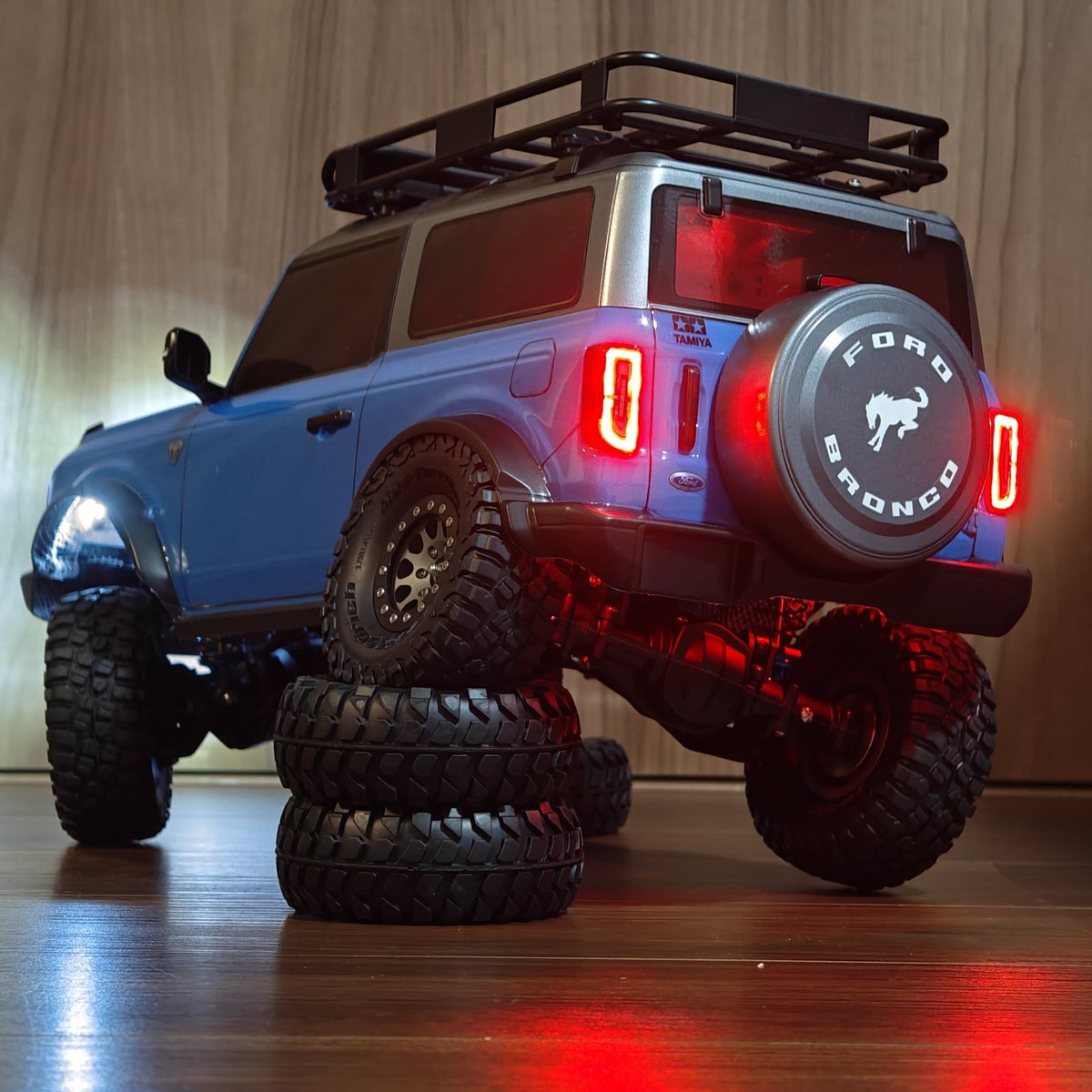 kadono86's tweet image. タミヤ CC-02 ブロンコ
いつも通り爆光だぜ！😆
ライト点くとカッコイイな〜😁
裏がスケスケだからシルバー塗らなきゃ😅
#CC02 #タミヤRC #ブロンコ #ラジコン