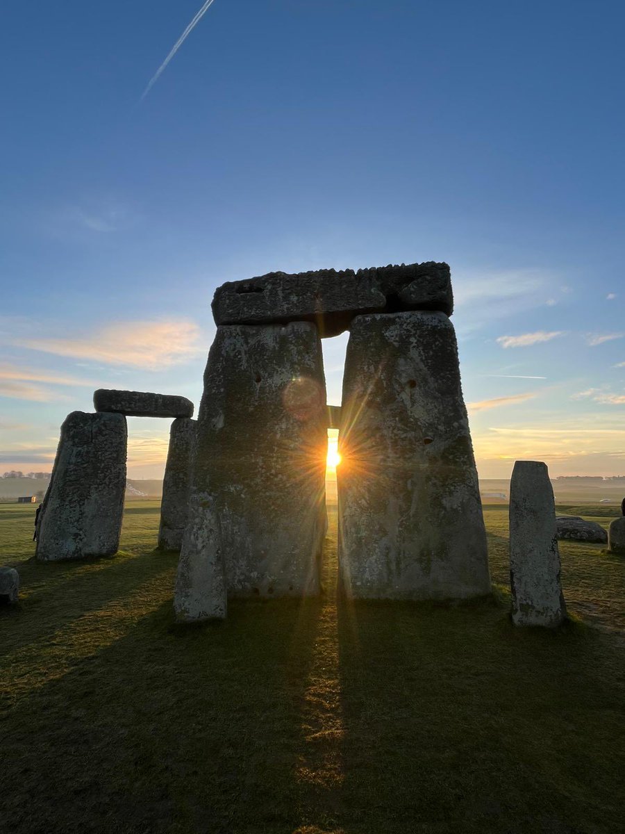 ST0NEHENGE's tweet image. Sunrise at Stonehenge today (25th January) was at 7.53am, sunset is at 4.45pm☀️