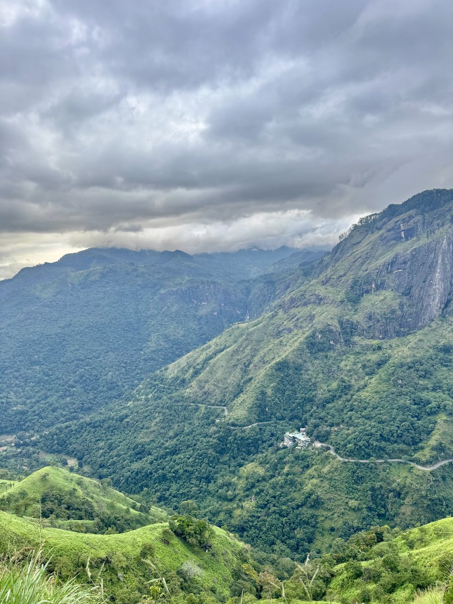 kskandyba's tweet image. 2025 🇱🇰
Элла. Подъем на Малый пик Адама, виды на #EllaRock и буддийский монастырь #Mahamevnawa