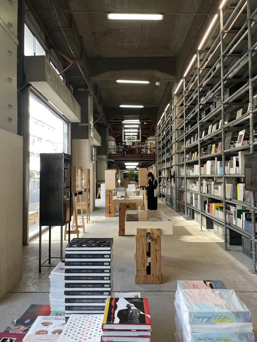mittan_1108's tweet photo. 亀有にあるSKWAT、レコードの他にもアート作品がたくさん
足場を組んだだけの斬新な店内がかっこよくて、これまでにない感じ https://t.co/aln77UxikA