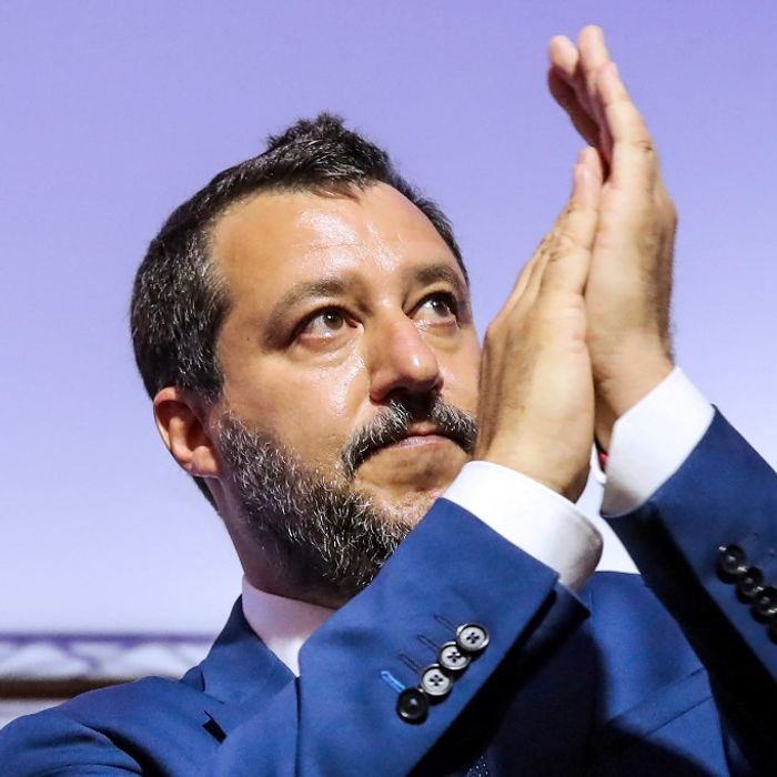 f_philippot's tweet photo. L’OMS en PLS ! ⤵️
Bravo à la Ligue de Salvini qui dépose une proposition de loi pour que l’Italie sorte de l’OMS !
(cf : https://t.co/vICfFlEsOX)
La logique voudrait évidemment que le pays sorte d’abord de l’UE, car les liens OMS-UE sont de plus en plus étroits, mais le signal politique est intéressant.
Je ne pense pas que ça passera car #Meloni, qui a refusé de réagir pour le moment, bloquera tout !
➡️ Le signal n’en reste pas moins révélateur : la sortie de l’OMS, avec la décision de #Trump, devient un gros sujet !
Les Patriotes l’ont toujours défendue, au nom de la lutte contre Big Pharma, contre la corruption, contre les politiques liberticides, pour le remise en main de notre politique sanitaire !
Que la France sorte de l’OMS, vite !