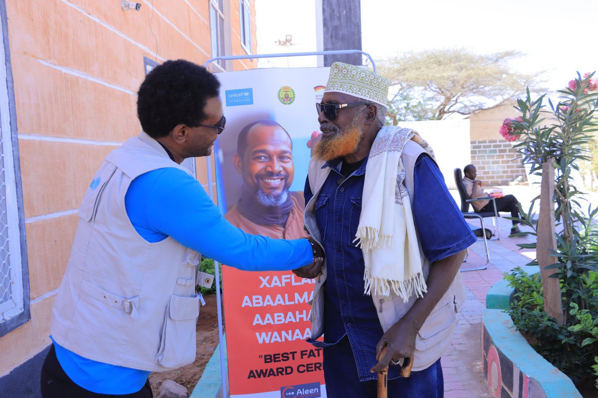 AleenCreative's tweet photo. Three deserving fathers were honored at the conclusion of our positive parenting campaign, attended by the Regional Governor, Mayor of Odweine, MoHD &amp; MESAF representatives, and the UNICEF Chief of Somaliland office @TedlaMezemir. #Fatherhood #CommunityEngagement #Somaliland https://t.co/wLvoA3uDVW