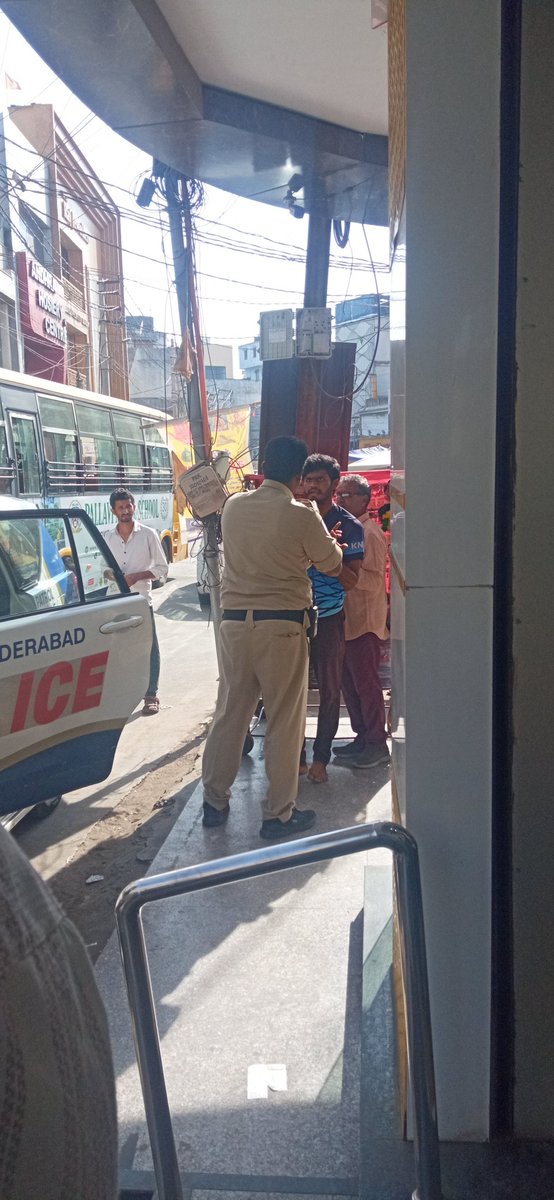 mahkar24's tweet photo. @HYDTP @hydcitypolice 
Incident happened in secunderabad M.G.Road 
Auto driver had been taken by the police forcefully. 
Autodriver parked his auto beside the road, the police came in the car and abused him to move the auto. 
In reply the auto driver said why are you are abusing, https://t.co/Hsr0kN3VEK