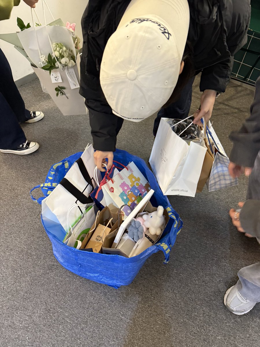 오늘 카페를 찾아주신 팬분들께 감사 인사드립니다.
전달해 주신 선물은 무사히 전달되었습니다.