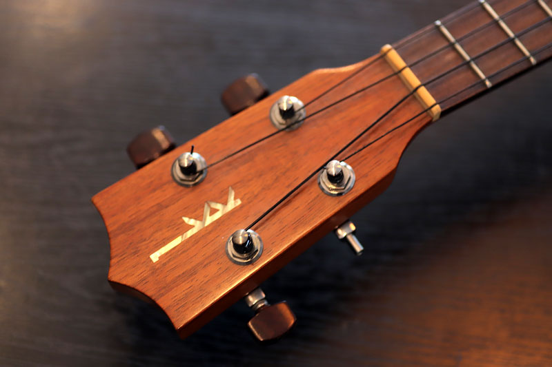 spreadsound's tweet photo. Kamaka Ukulele HF-3 Tenor - ペグ交換
カマカのテナーで一番良く見かける人気モデル HF-3 Tenor。バランスが非常に良いサウンド。今回はペグが折れてしまった為交換しました。https://t.co/sRhDmhKYcm https://t.co/pCieccw7wx