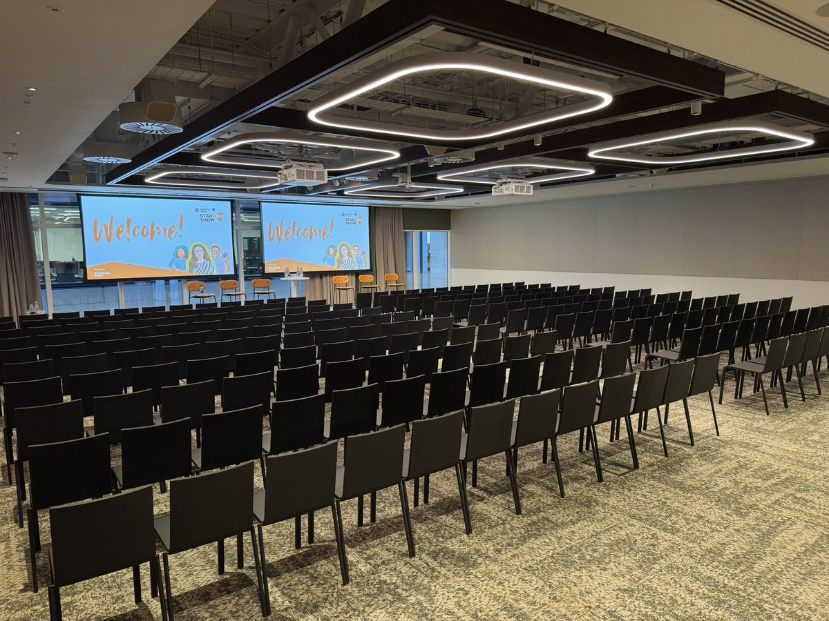 Dan_Martin's tweet photo. Let’s fill this room with start-ups! 🚀
💰 I’m ready to go as host of the @MonzoBusiness Show Me The Money stage at the epic @e_nation StartUp Show in London today 🙌
#StartUpShow #startups https://t.co/eSStjamLVp