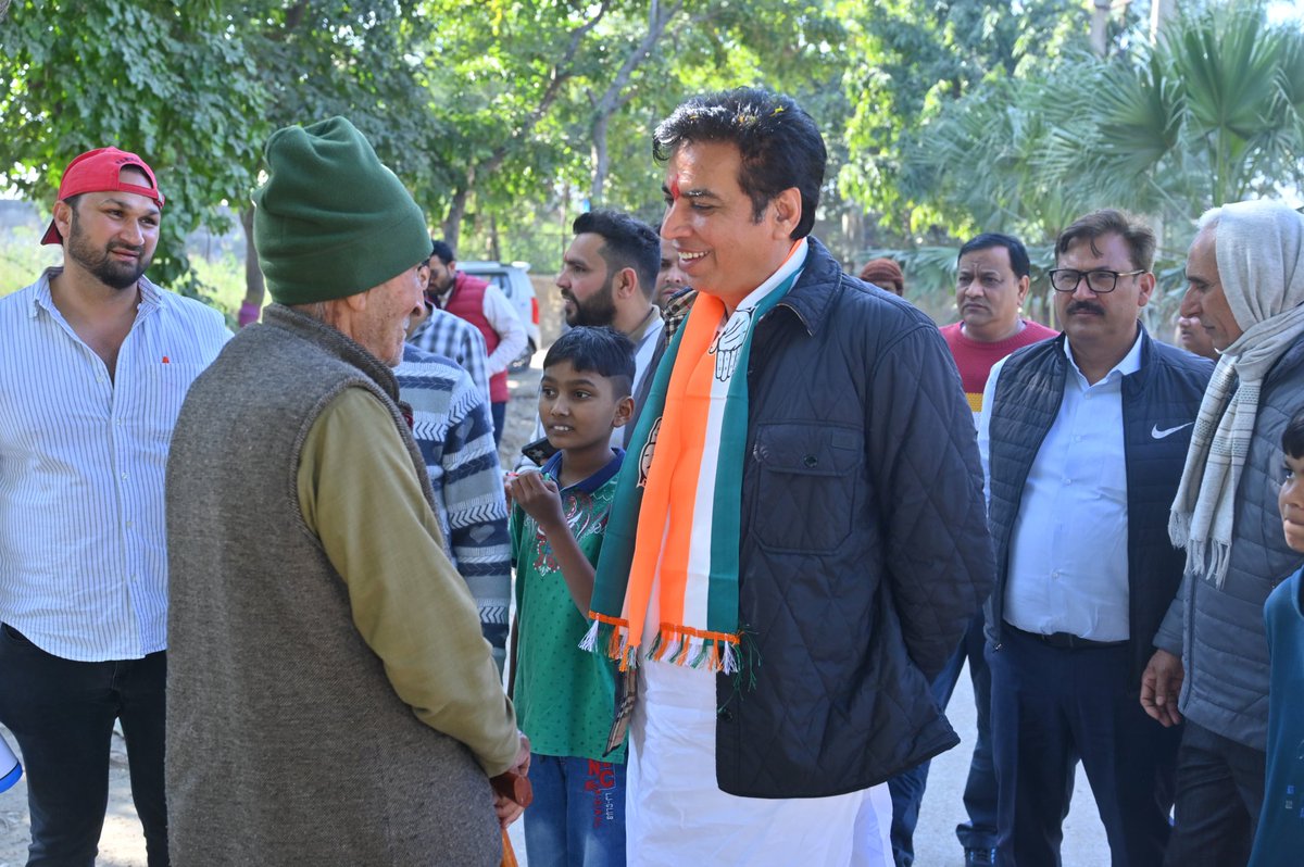 बादली को बदहाली से मिलेगी निजात 
हाथ बदलेगा हालात ✋🏻

दिल्ली कांग्रेस अध्यक्ष और बादली विधानसभा के कांग्रेस प्रत्याशी श्री <a href="/devendrayadvinc/">Devender Yadav</a> जी ने जर्जर हालत में पड़े स्वरूप नगर स्थित पार्क का निरीक्षण किया। 

AAP और भाजपा के राज में हर बुनियादी सुविधाएं बदहाल हैं इसीलिए इस बार