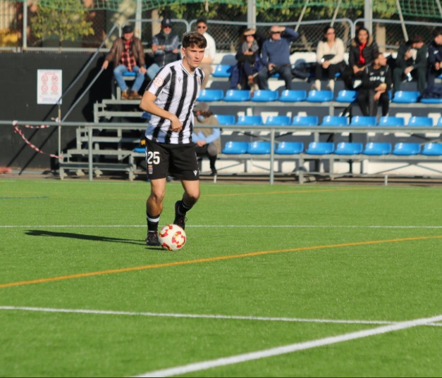 3 RFEF
Mario Aznar. El zaguero lorquino es un central con mucha personalidad, agresivo y sobre todo que interpreta bien el juego. Su rol va en ascenso en el filial del FC Cartagena. Tras pasar por la cantera del Real Zaragoza, volvió al grupo XIII