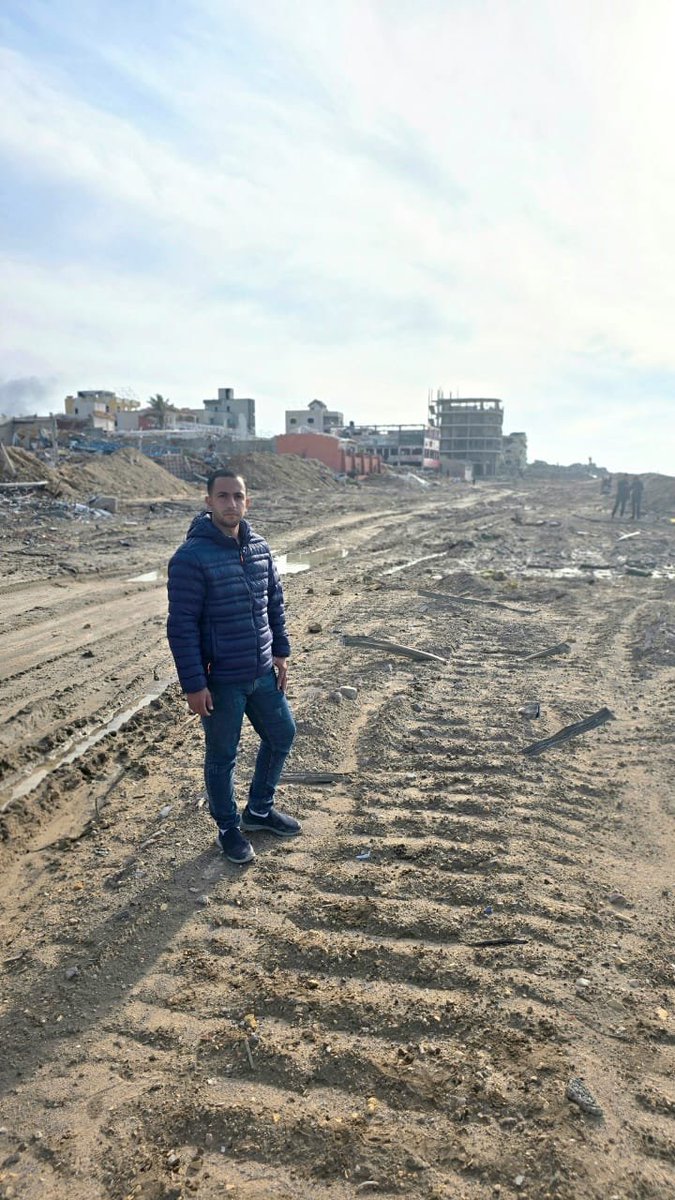 أقف هنا على بُعد أمتار من محور نتساريم ناحية شارع الرشيد، نترقب عودة أهلنا النازحين من جنوب القطاع إلى شمال غزة.
مع الأسف، الاحتلال دائمًا يعكر الفرحة ويؤخر اتفاق العودة.