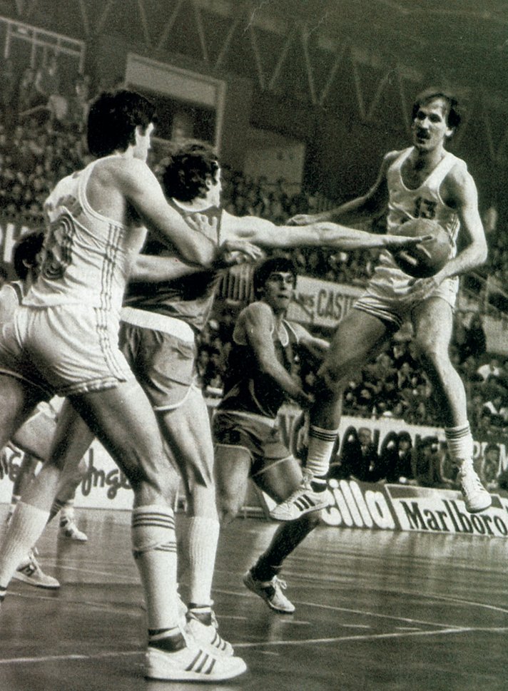 GIGANTESbasket's tweet photo. 🕯️Acabamos de conocer el fallecimiento de Drazen Dalipagic a los 73 años

🙏Descanse en paz.

¿Cómo jugaba Dalipagic? Era un martillo pilón. Destrozaba defensas con sus elegantes suspensiones y/o recursos cerca del aro. Una máquina de anotar con gran capacidad d salto. Deliciosa mecánica d tiro🎯 Con Yugoslavia, debutó y colgó las botas en España (Barcelona’73; Mundial’86).

Campeón olímpico (Moscú’80), del Mundo (MVP Manila’78) y d Europa x 3 (Barcelona’73, Belgrado’75 y MVP Lieja’77)  12 medallas en 13 torneos 3 Juegos Olímpicos 

Serio, concentrado, sin aspavientos, bigotón… un deportista lejos del estereotipo del yugoslavo marrullero, encarnado por Kicanovic o los Petrovic.

En los 70s formó una pareja formidable con Kicanovic en @PartizanBC En los 80s deslumbró en Italia (Venezia, Udine y Verona). En 8 años, firmó 15 partidos de +50 pts.  ¡Masacró con 70 puntos a la Virtus el 25 de enero de 1987! 18/23 T2; 5/9 T3 y 19/19 TL

Dalipagic protagonizó dos ¿‘Y si…'? 1⃣ Tras los Juegos de Montreal’76,  entrenó dos semanas con @celtics

Pero @NBA implicaba renunciar a Yugoslavia  y acabó fichando por @RMBaloncesto tras promediar 42,9 puntos con Partizán. Sólo para la Copa de Europa 82-83, con Delibasic como pareja.
