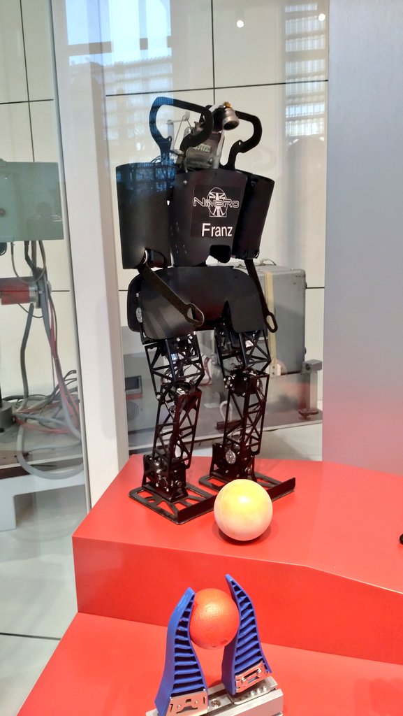ntm510's tweet photo. 見たことあるロボットが展示されてるとアガるな https://t.co/Fs7GE2la1O