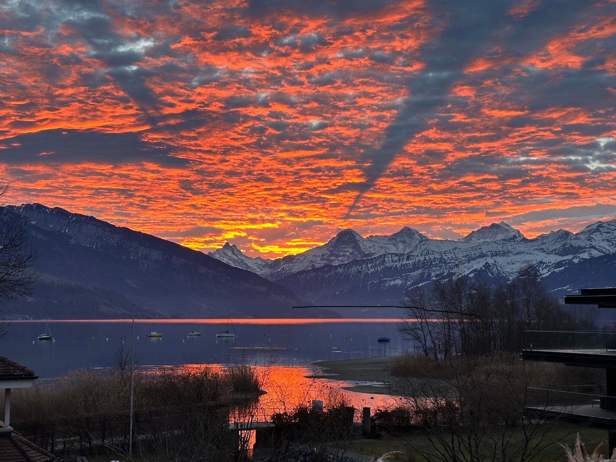 meteoschweiz's tweet image. Grandioses #Morgenrot am Samstagmorgen, inklusive #Schattenwurf. Vielen Dank für die zahlreichen Meteomeldungen, ausgewählte Bilder aus Heiligenschwendi, Gwatt und Colombier.