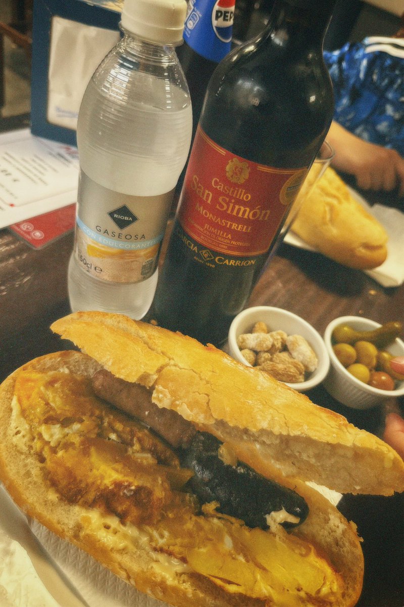 Esmorzar al <a href="/Bar_Marvi/">Bar Marvi</a>. Redolant, redolant aci he acabat, jo no volia,… bla, bla,bla….🤣
Per a estar on estic, hui he sigut innovador…. 🤣🤣🤣🥜 #PacoApproves 
Truita de creilla i ceba amb blanc i negre. 

Que passeu un molt bon cap de setmana amigues i amics!! 😘😘🥜🥜