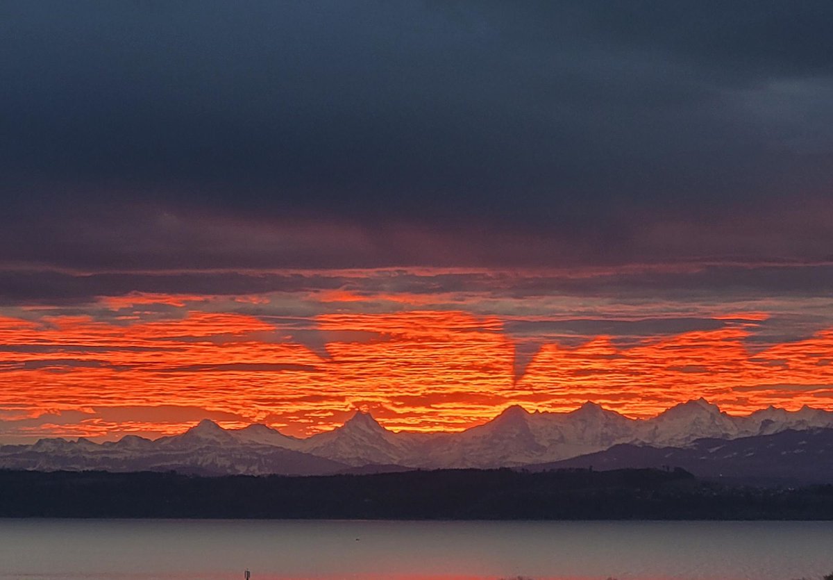 Grandioses #Morgenrot am Samstagmorgen, inklusive #Schattenwurf. Vielen Dank für die zahlreichen Meteomeldungen, ausgewählte Bilder aus Heiligenschwendi, Gwatt und Colombier.