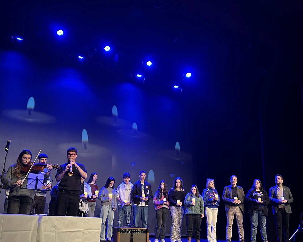 L’alumnat de 1r de Batxillerat de l’optativa d’Història del Món Contemporani ha participat al VIII Acte de Commemoració Escolar del Dia Internacional en Memòria de les Víctimes de l’Holocaust.

Agraïm la seva implicació durant tot l’acte!

#memòriahistòrica