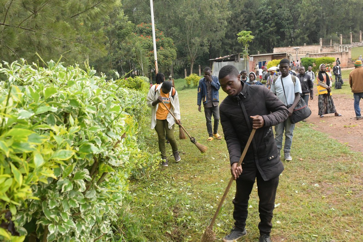 Umuganda rusange usoza ukwezi kwa Mutarama 2025 wakorewe mu midugudu hakurikijwe ibikorwa byateganijwe.
Ku rwego rw'Akarere #umuganda wakorewe muri <a href="/NgomaSector/">Ngomasector_Huye</a>, Akagari ka Butare ahibanzwe ku bikorwa by'isuku mu bice bitandukanye, hanaterwa ibiti birimbisha umujyi.