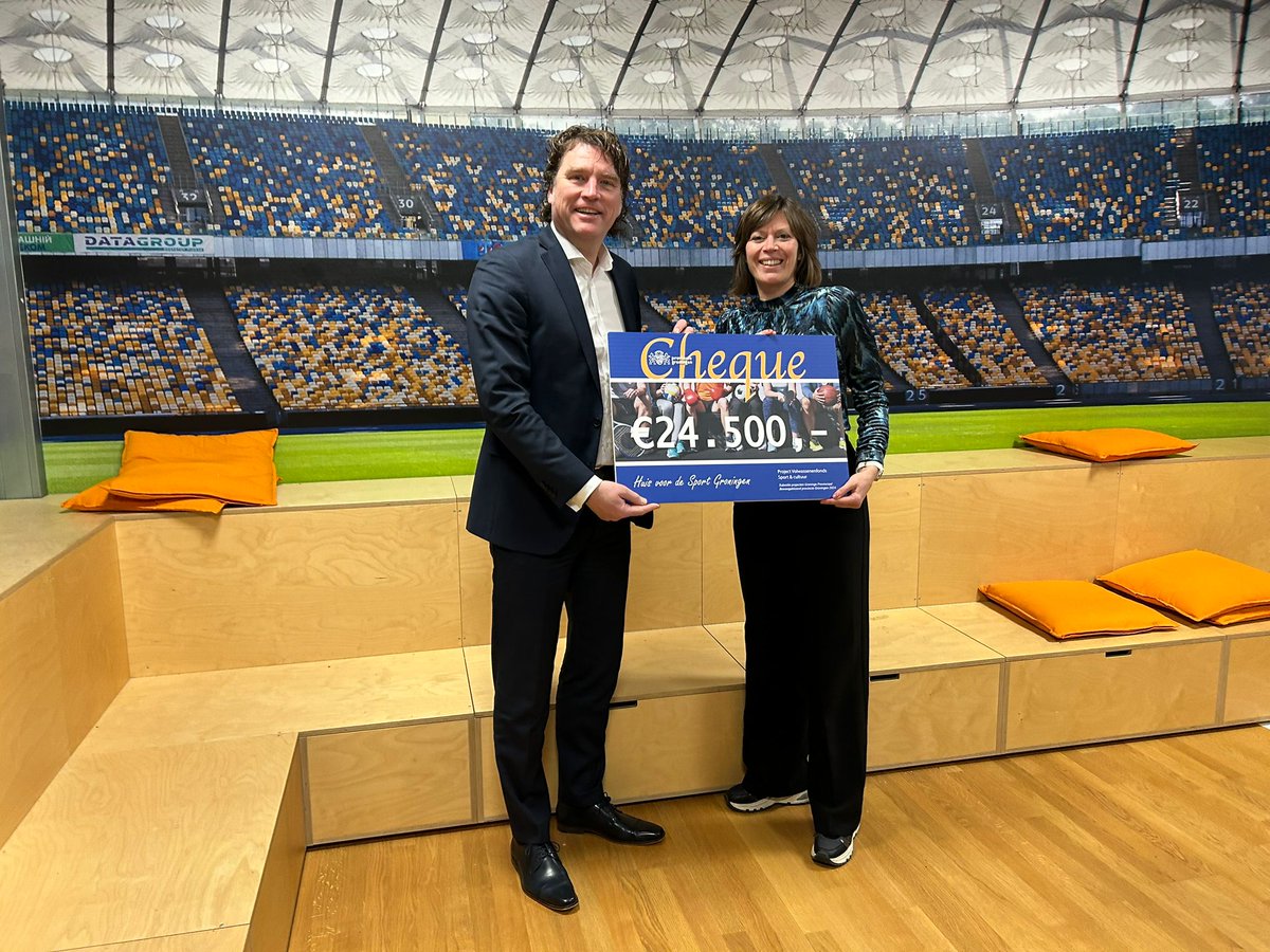 Huis voor de Sport (@huisvoordesport) on Twitter photo Gisterochtend werden wij verrast door gedeputeerde Sport <a href="/BramSchmaal/">Bram Schmaal</a> met een cheque van €24.500,- voor het project Volwassenenfonds Sport & Cultuur. Een prachtig bedrag, onze dank is groot! <a href="/VFsport_cultuur/">Volwassenenfonds Sport & Cultuur</a> #blijfbewegen Gisterochtend werden wij verrast door gedeputeerde Sport <a href="/BramSchmaal/">Bram Schmaal</a> met een cheque van €24.500,- voor het project Volwassenenfonds Sport & Cultuur. Een prachtig bedrag, onze dank is groot! <a href="/VFsport_cultuur/">Volwassenenfonds Sport & Cultuur</a> #blijfbewegen