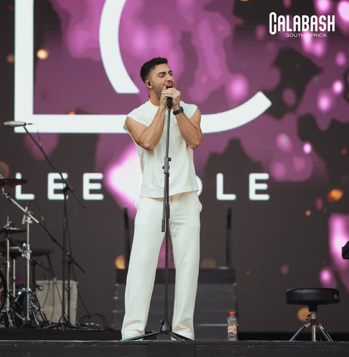 🎤 #LeeCole at #CalabashSA2025

What an incredible performance by <a href="/leecolemusic/">Lee Cole</a>, South African singer-songwriter and producer 🎶  Lee has carved out a unique space in the local music scene. His soulful voice and captivating presence filled the air!

Thank you, Lee, for embodying