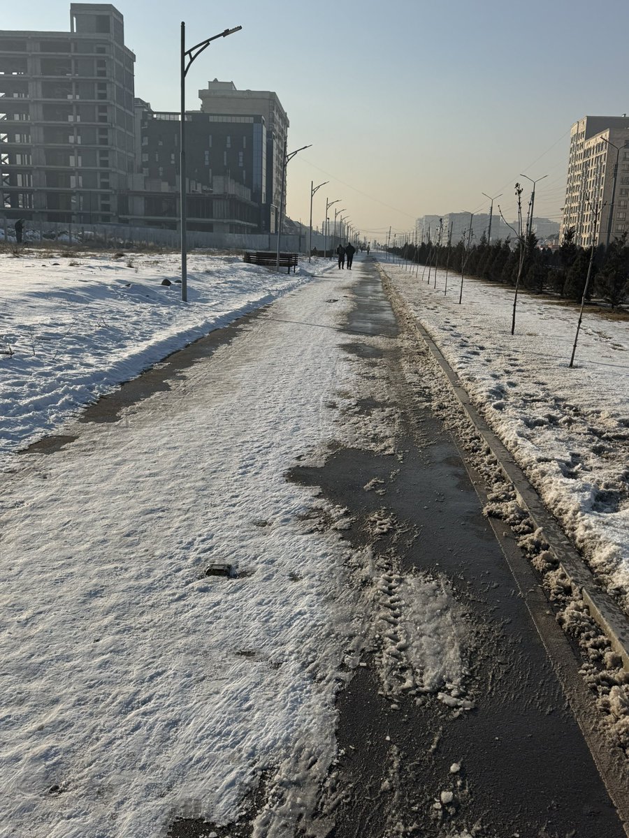 KimEch7's tweet photo. Плохо работает тазалык! Не знаю как правильно нужно пользоваться этой машиной, но явно не гонять как маршрутник. И почистил он чисто сторону где велодорожка, а пешеходу видать пусть катаются на снегу. Мне с коляской пришлось к тому же на снег залазить чтоб он проехал https://t.co/VXNGw1Wpum