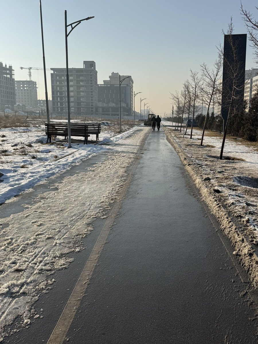 KimEch7's tweet photo. Плохо работает тазалык! Не знаю как правильно нужно пользоваться этой машиной, но явно не гонять как маршрутник. И почистил он чисто сторону где велодорожка, а пешеходу видать пусть катаются на снегу. Мне с коляской пришлось к тому же на снег залазить чтоб он проехал https://t.co/VXNGw1Wpum