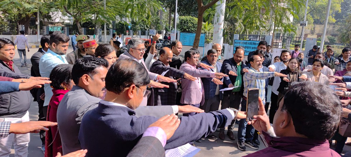 nssmgkvp's tweet photo. आज दिनांक 25.01.2025 को शासन के आदेश एवं माननीय कुलपति जी के निर्देशानुसार राष्ट्रीय सेवा योजना की ओर से 15वें मतदाता दिवस पर मतदाता जागरूकता रैली एवं स्लोगन प्रतियोगिता का आयोजन महात्मा गांधी काशी विद्यापीठ परिसर में किया गया। https://t.co/xQZ57xMfFR