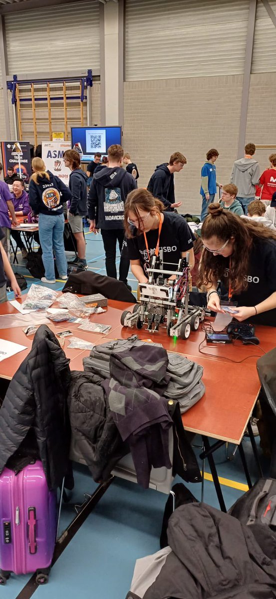 colegio_alameda's tweet photo. Nuestro equipo #Atisbo está en #Holanda en una competición presentando el #robot 🦾 que han realizado estos últimos meses. ¡Suerte, chicos! 🙌🏻🙌🏻🙌🏻 https://t.co/nfG7OtSRel