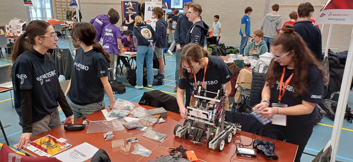 colegio_alameda's tweet photo. Nuestro equipo #Atisbo está en #Holanda en una competición presentando el #robot 🦾 que han realizado estos últimos meses. ¡Suerte, chicos! 🙌🏻🙌🏻🙌🏻 https://t.co/nfG7OtSRel
