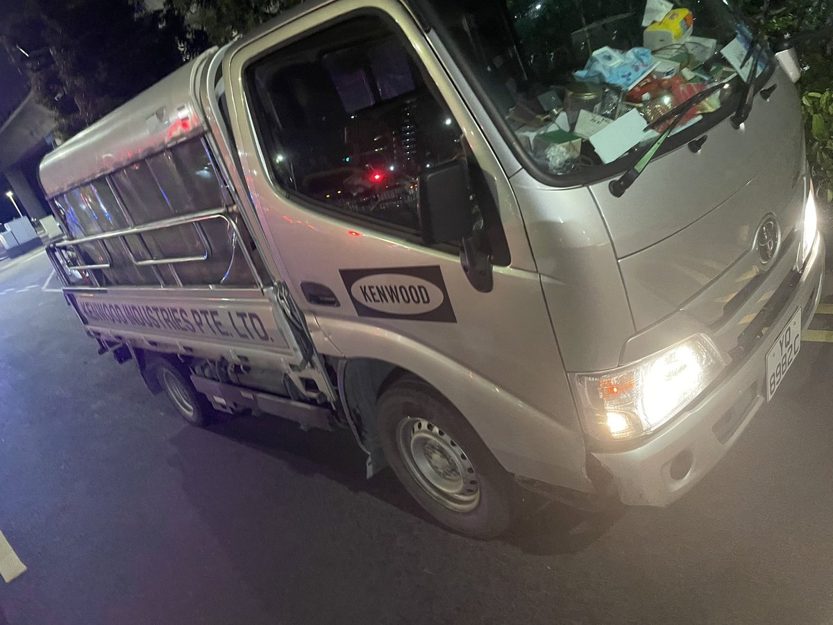 k0r19's tweet photo. #シンガポール で停車中にトラックに轢かれた。警察も怠慢で私が退院して察署に来ない限り捜査を始められないと言われた。私は保険に加入していなかったので相手の会社に直接連絡して裁判が終わるまでの支払いや生活ができない為直接保険会社と連絡が取れるようにコンタクトを取った@KENWOOD_elec_jp https://t.co/nUBT876fEx
