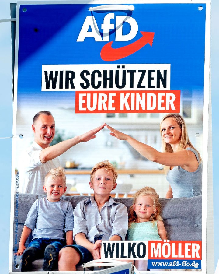 ALeaument's tweet photo. Voici une affiche de l'AFD. 

Les alliés allemands de Le Pen et Bardella. 

C'est un salut nazi. 

Mais Le Pen et Bardella vous diront que c'est un salut romain, un toit sur la tête ou je ne sais quoi d'autre. 

Réveillez-vous. 

On est plus fort que les nazis. https://t.co/GlcwMG09l9