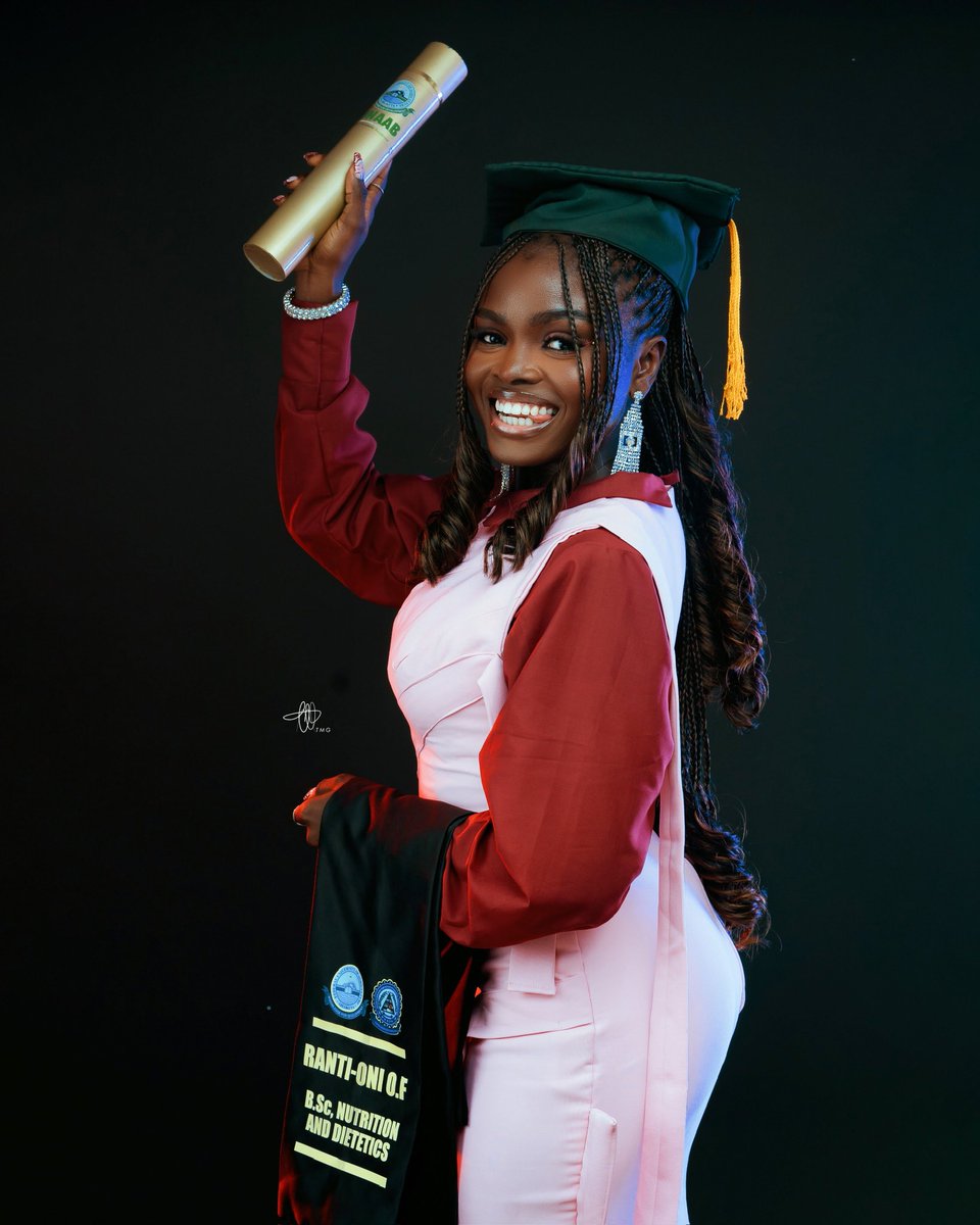 thisprettythang's tweet image. I graduated with a 4.44 CGPA— and if you ask me, that’s a first class in my books!🤭
B.Sc NUTRITION AND DIETETICS 
SECOND CLASS HONOURS (UPPER DIVISION) (CGPA  4.44) 
📸: @themilligod
#2024graduate #convocation #FUNAABgraduate