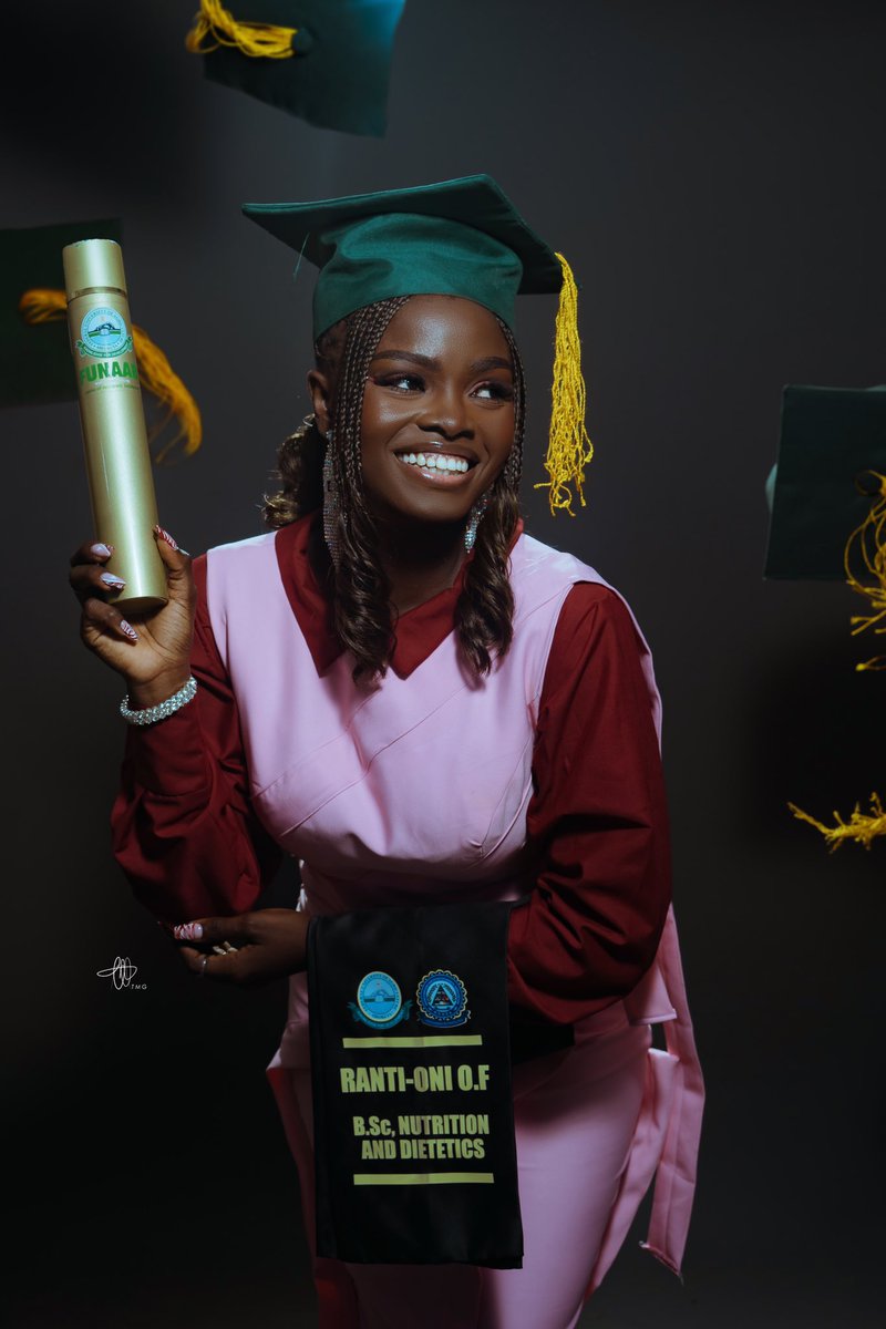 thisprettythang's tweet image. I graduated with a 4.44 CGPA— and if you ask me, that’s a first class in my books!🤭
B.Sc NUTRITION AND DIETETICS 
SECOND CLASS HONOURS (UPPER DIVISION) (CGPA  4.44) 
📸: @themilligod
#2024graduate #convocation #FUNAABgraduate