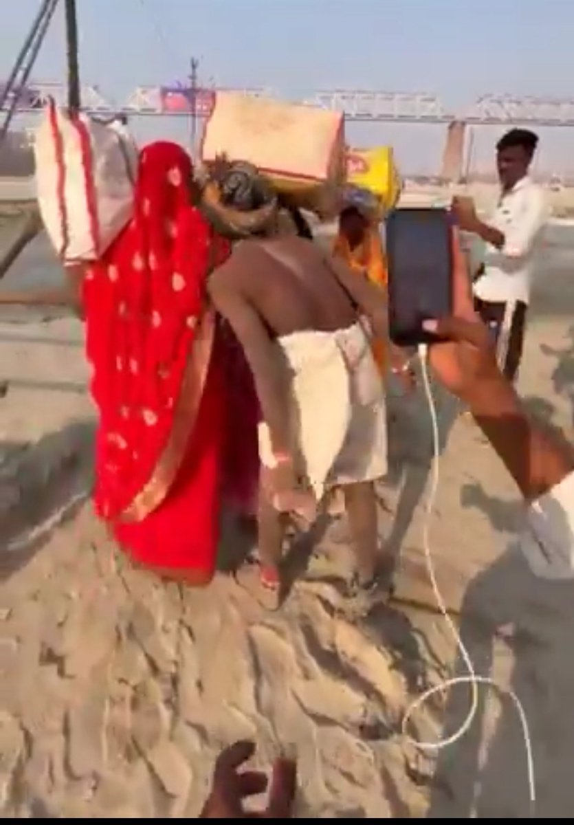 AnilYadavmedia1's tweet photo. ये वाले बाबा किसी मादक पदार्थ के वशीभूत 
मेले में ग्रामीण महिलाओं से अभद्र व्यवहार कर रहे थे,
तब कुछ स्थानीय लोगों ने इन्हें टोका और कहा,

ए बाबा तनी कंट्रोल में मज़ाक करा,

तब बाबा ने उस व्यक्ति क़ो धमकी देते हुए कहा,
अभी तेरा मजाक कराऊँ मैं,

फिर बाबा महिला की ओर मुड़े और उसे पीटने की धमकी देने लगे,