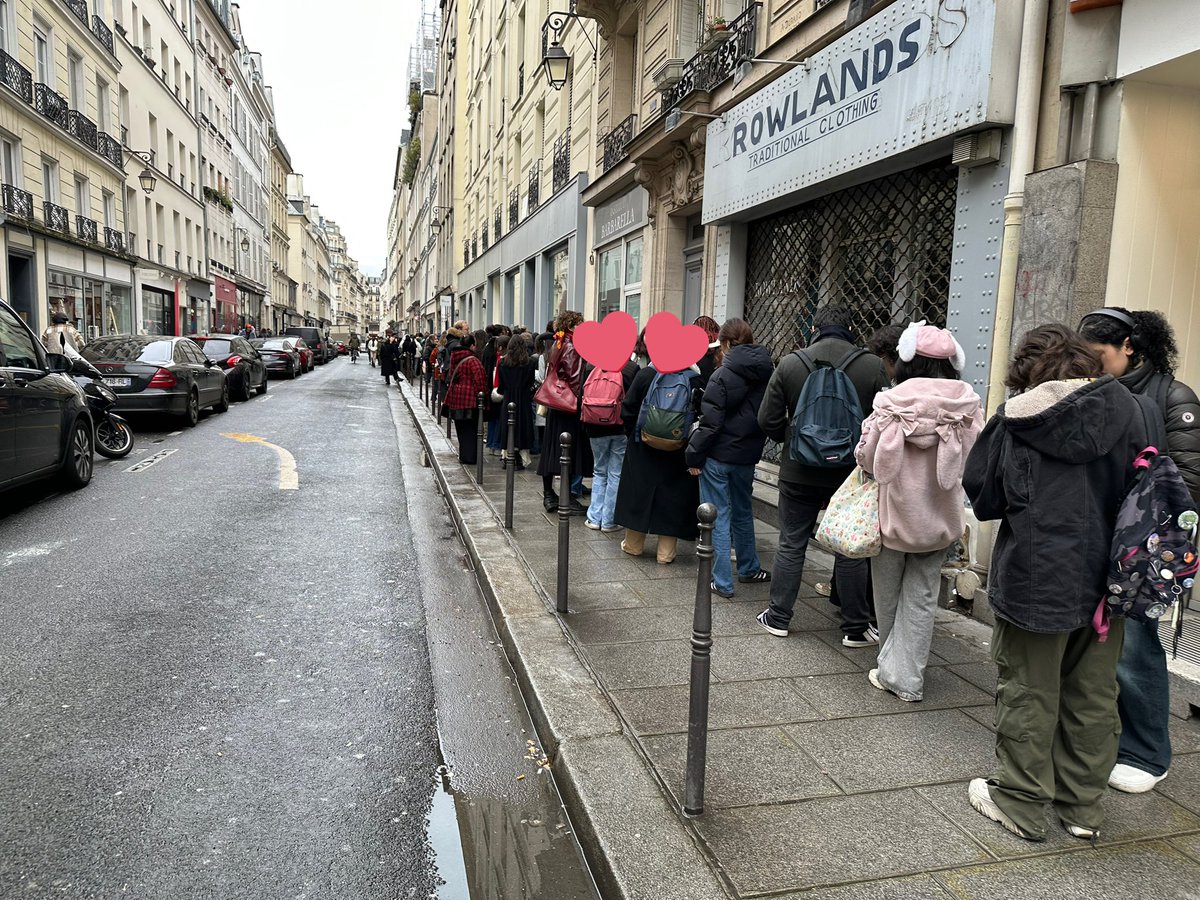 ClaraoftheNight's tweet photo. La queue pour rentrer au #JmeeShopEU 😅
Je serais pas rentrée avant 12h30-13h à mon avis 🫠 et y aura certainement plus rien 😭

#Bontoon #Delitoon https://t.co/omyAiZMWqb