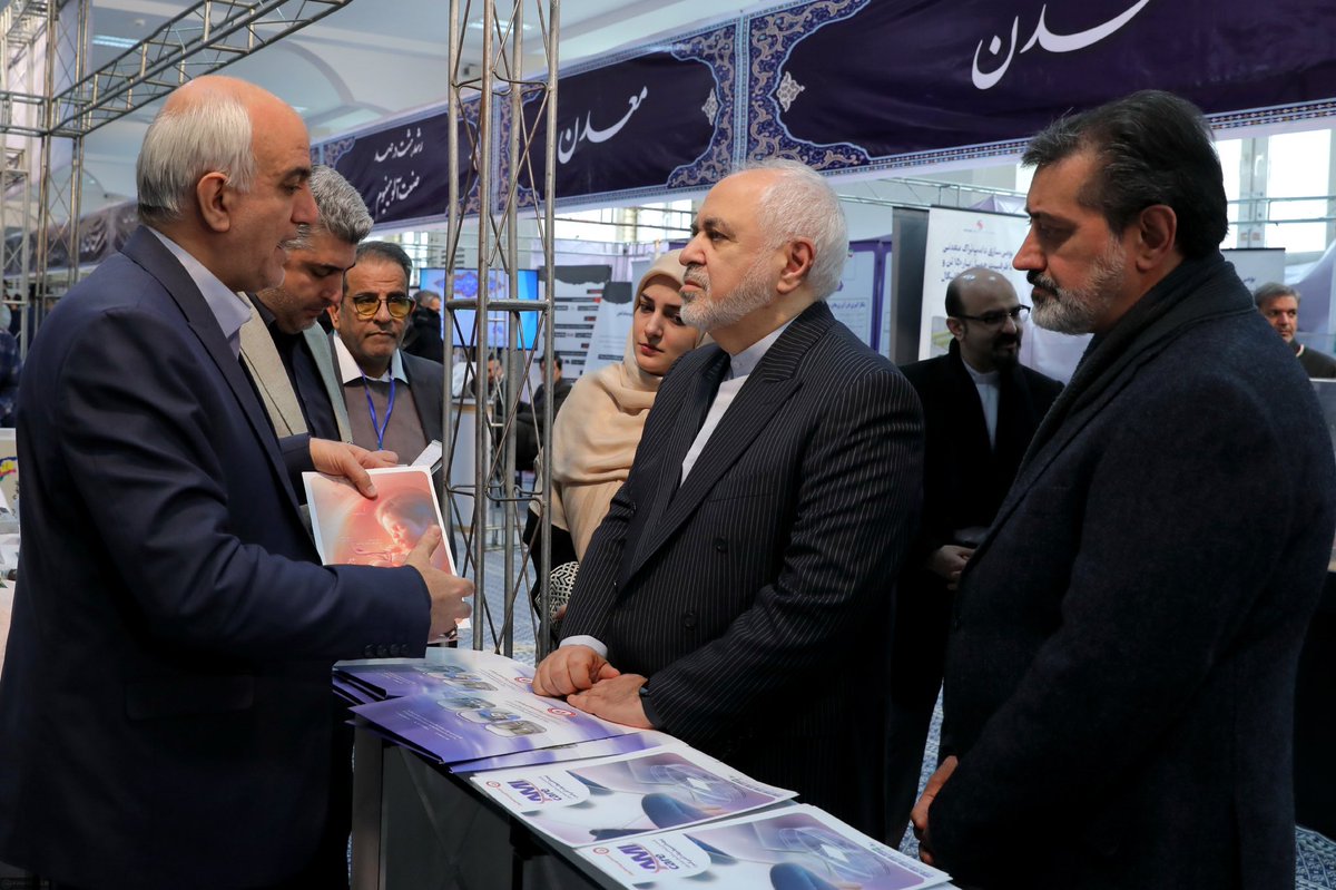 PadDolat's tweet photo. رئیس جمهور #پزشکیان صبح امروز (شنبه ۶ بهمن ۱۴۰۳) به همراه وزرای صمت و ارتباطات، معاون راهبردی و رئیس دفتر رئیس جمهور در حسینیه امام خمینی حاضر شد و از نمایشگاه #پیشگامان_پیشرفت که به معرفی برخی از دستاوردها و توانمندیهای بخش خصوصی اختصاص دارد، بازدید کرد. https://t.co/2lmiea0eSH