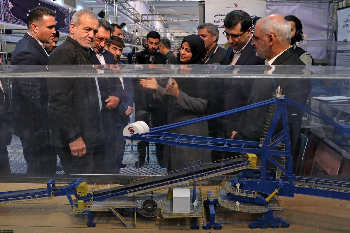 PadDolat's tweet photo. رئیس جمهور #پزشکیان صبح امروز (شنبه ۶ بهمن ۱۴۰۳) به همراه وزرای صمت و ارتباطات، معاون راهبردی و رئیس دفتر رئیس جمهور در حسینیه امام خمینی حاضر شد و از نمایشگاه #پیشگامان_پیشرفت که به معرفی برخی از دستاوردها و توانمندیهای بخش خصوصی اختصاص دارد، بازدید کرد. https://t.co/2lmiea0eSH